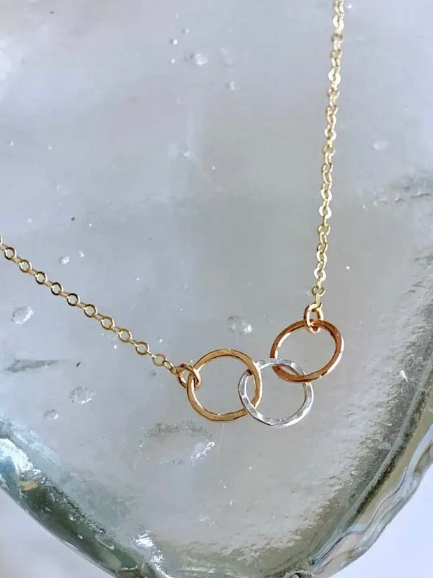 TRIPLE METAL CIRCLES NECKLACE